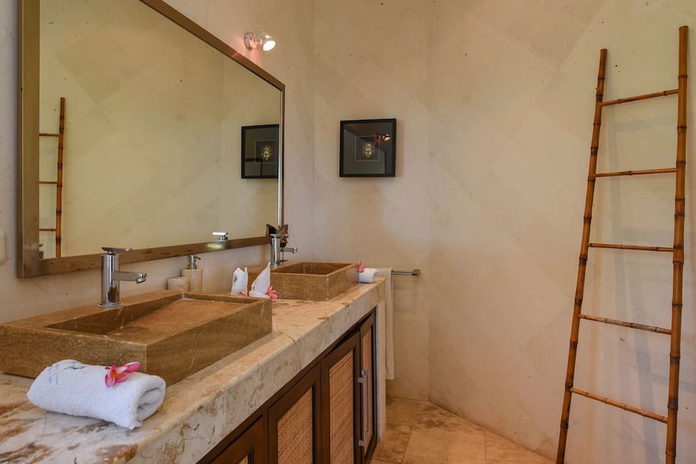 Photo of Bathroom in Umeanyar