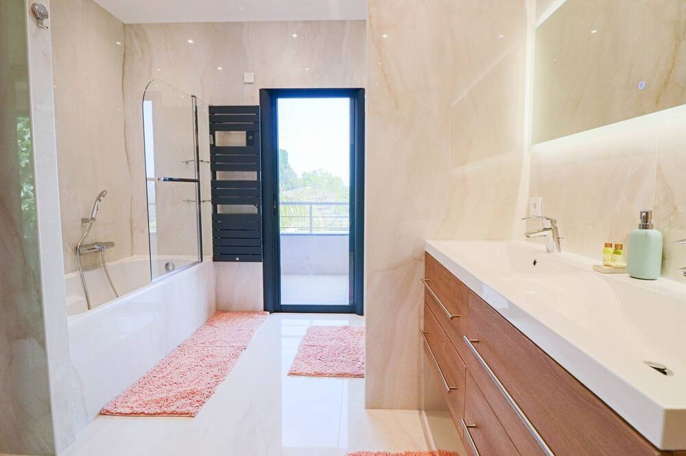 Photo of Bathroom in Biot