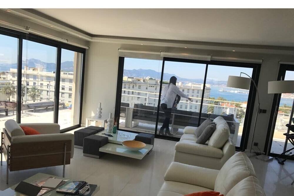 Photo of Livingroom in California - Pezou
