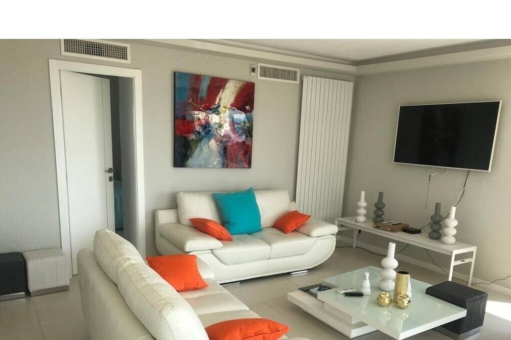 Photo of Livingroom in California - Pezou