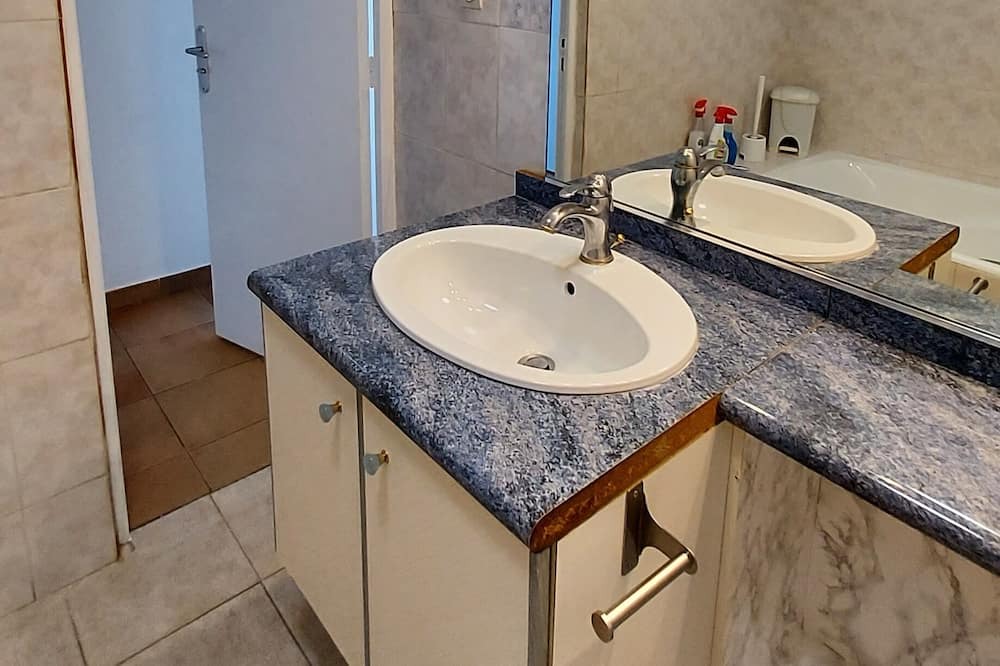 Photo of Bathroom in Contes