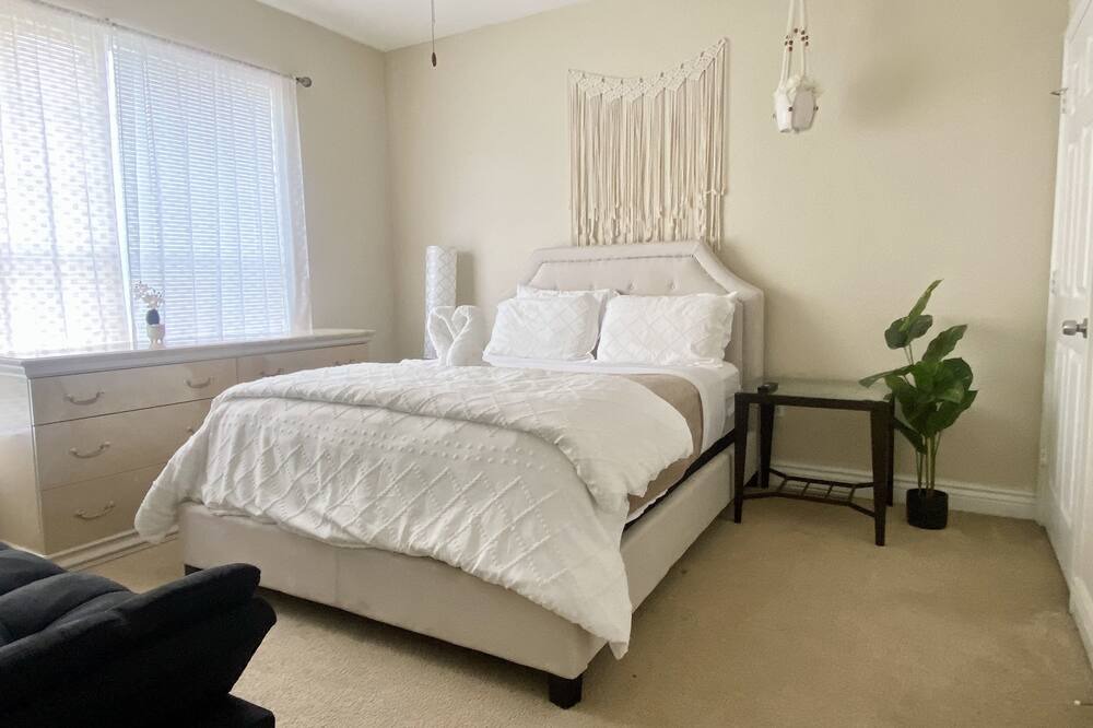 Photo of Bedroom in Oak Ridge