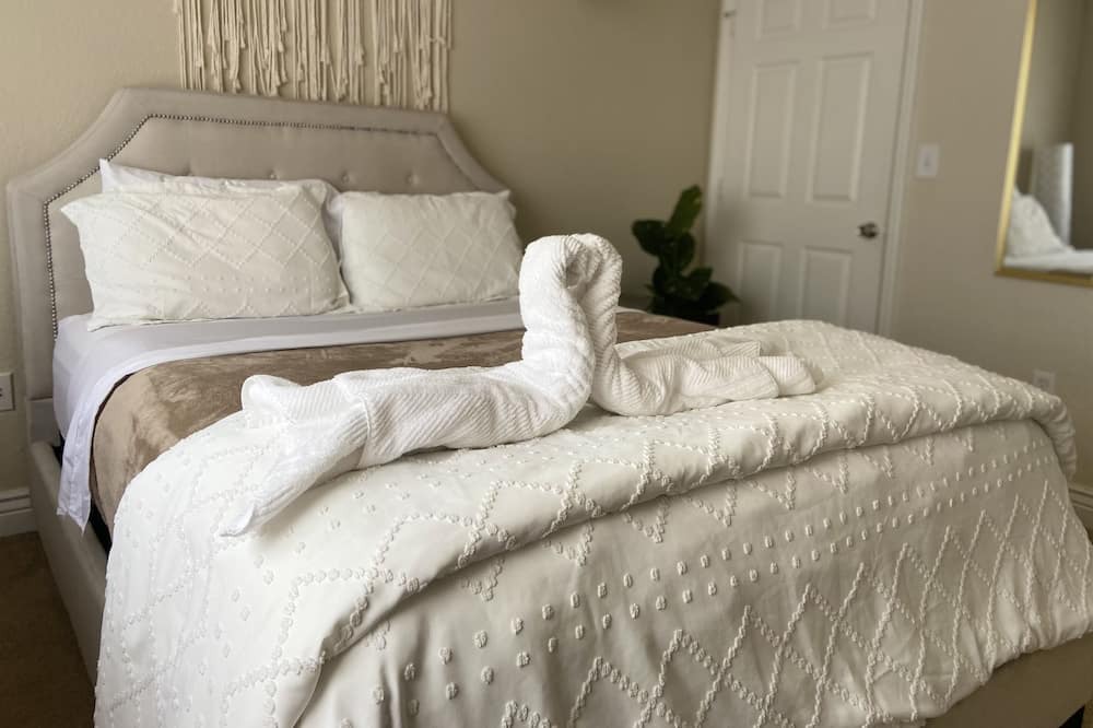 Photo of Bedroom in Oak Ridge