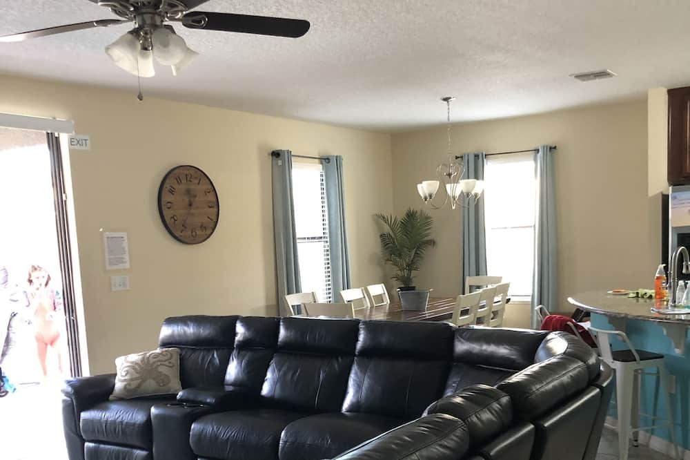 Photo of Livingroom in Cypress Pointe