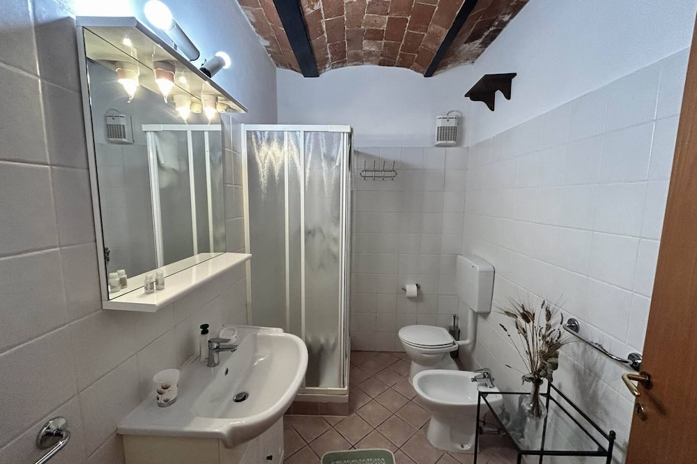 Photo of Bathroom in Lari