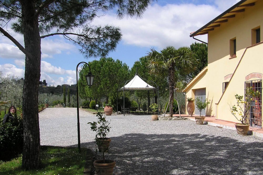 Photo of Outdoor in Lari