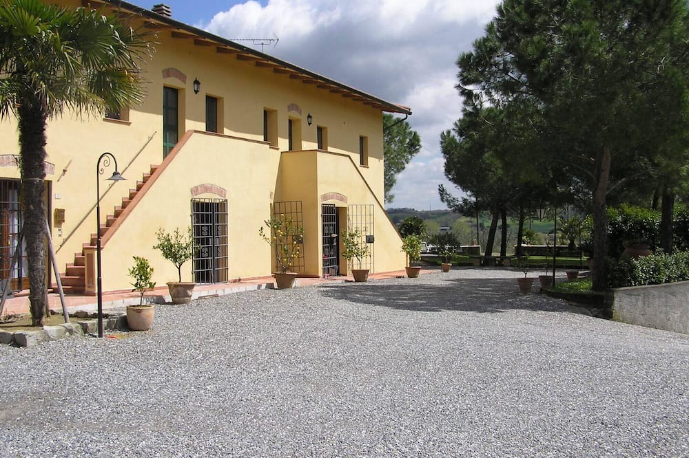 Photo of Outdoor in Lari