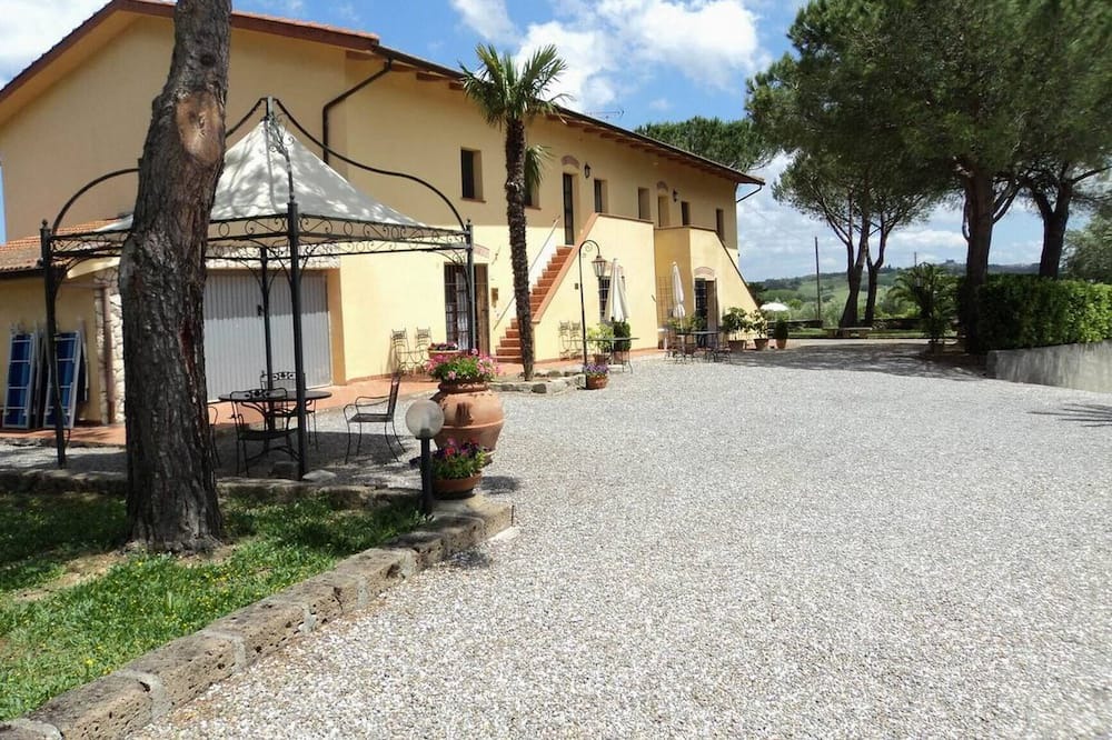 Photo of Outdoor in Lari