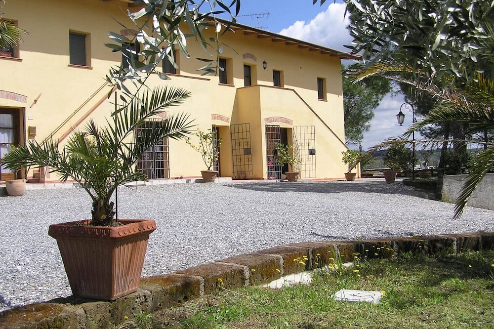 Photo of Outdoor in Lari
