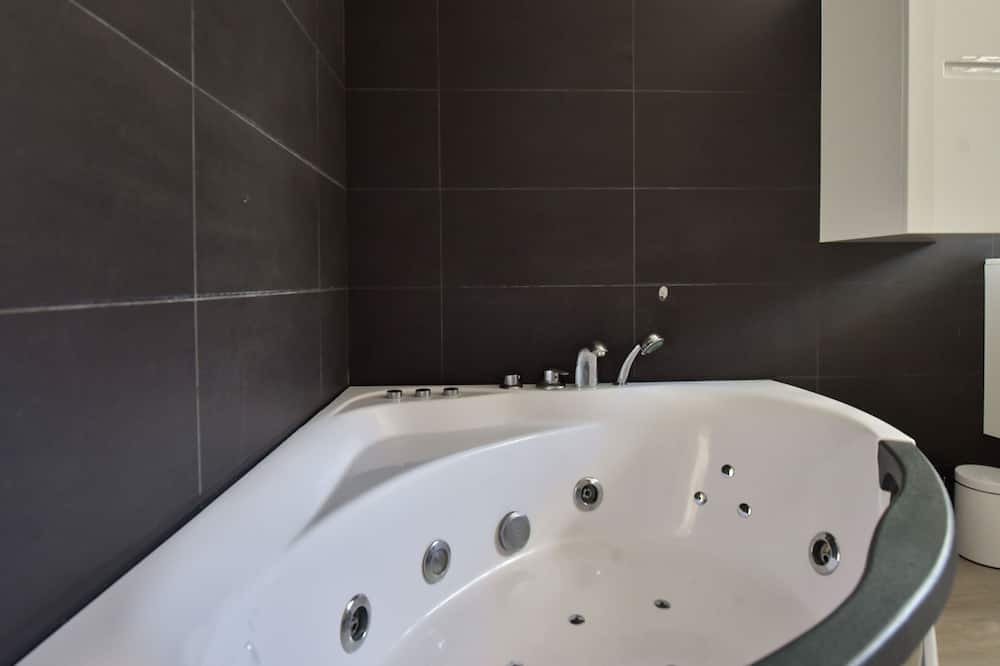 Photo of Bathroom in California - Pezou