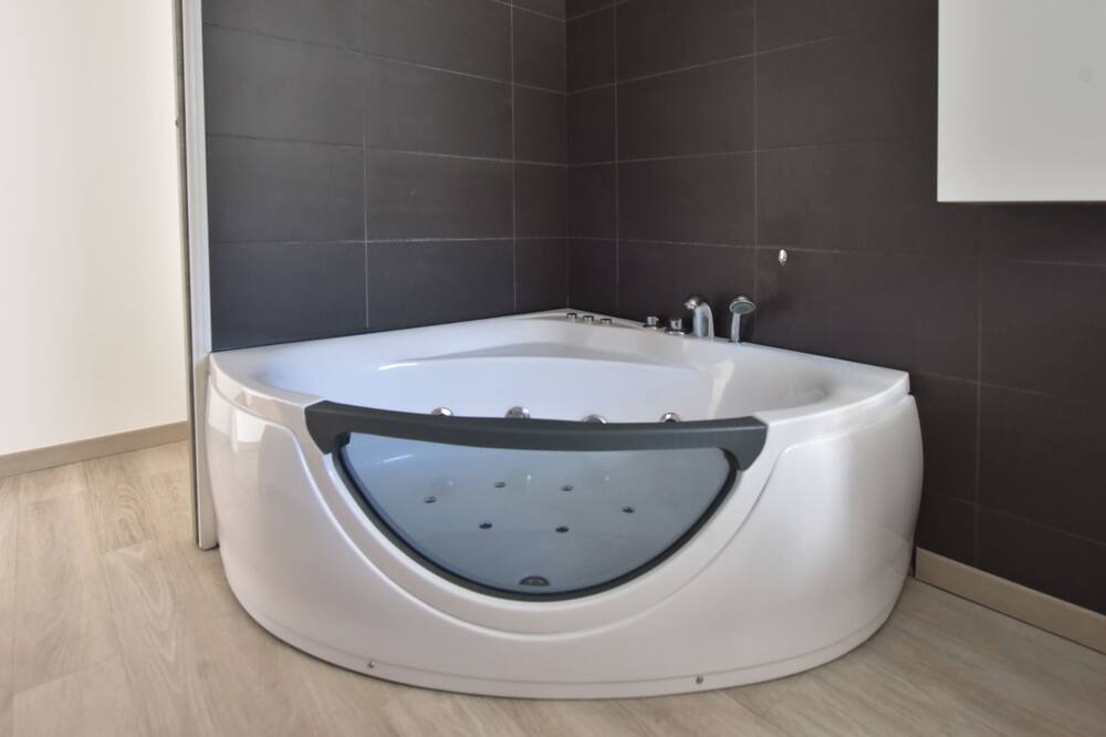 Photo of Bathroom in California - Pezou
