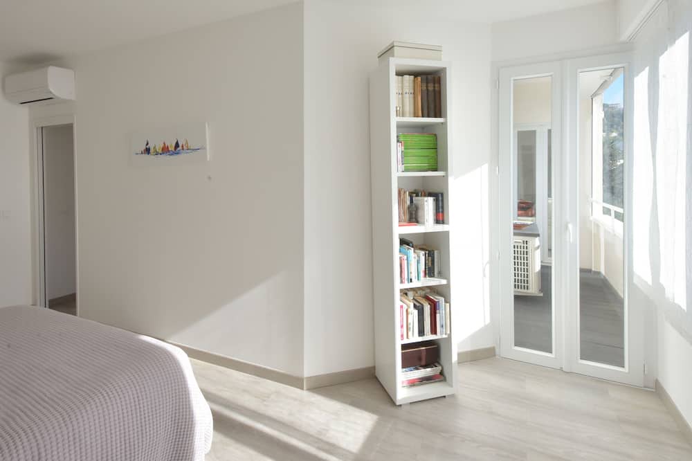 Photo of Bedroom in California - Pezou