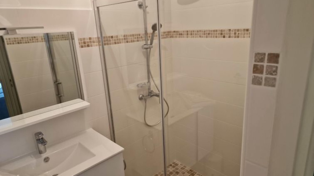 Photo of Bathroom in California - Pezou