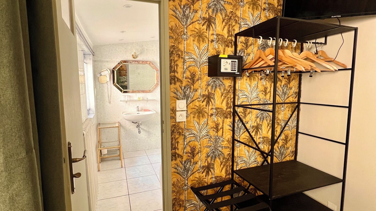 Photo of Bedroom in Antibes City Centre