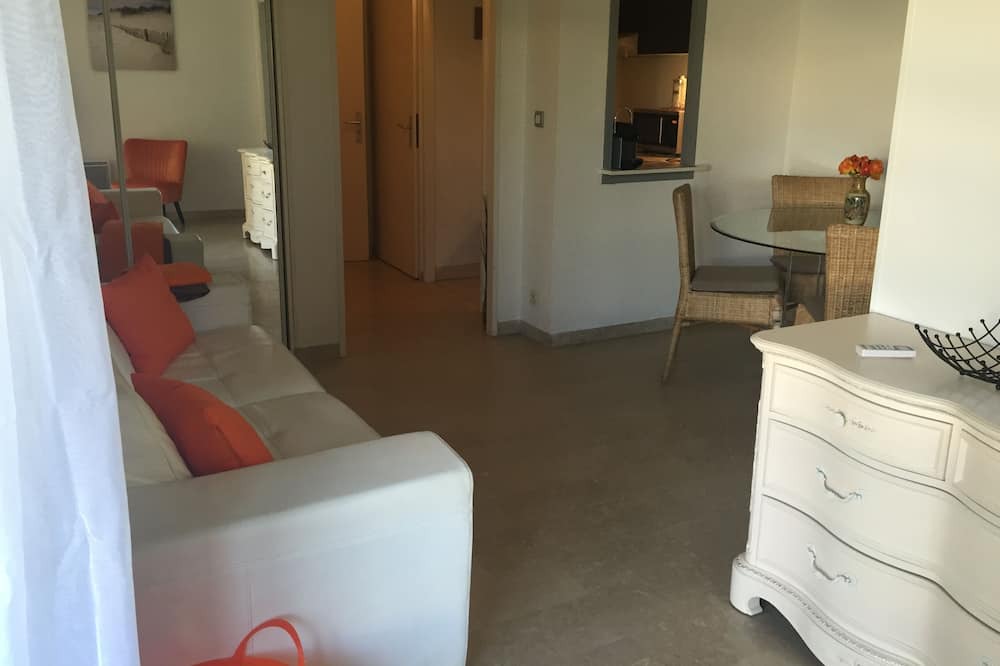 Photo of Livingroom in California - Pezou
