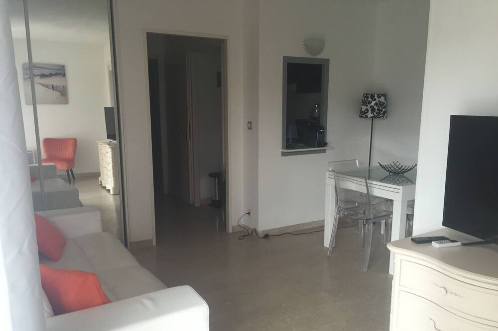 Photo of Livingroom in California - Pezou