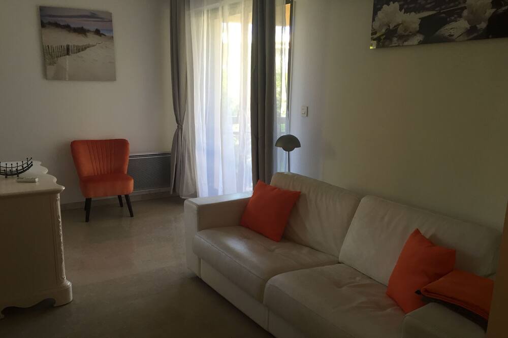 Photo of Livingroom in California - Pezou