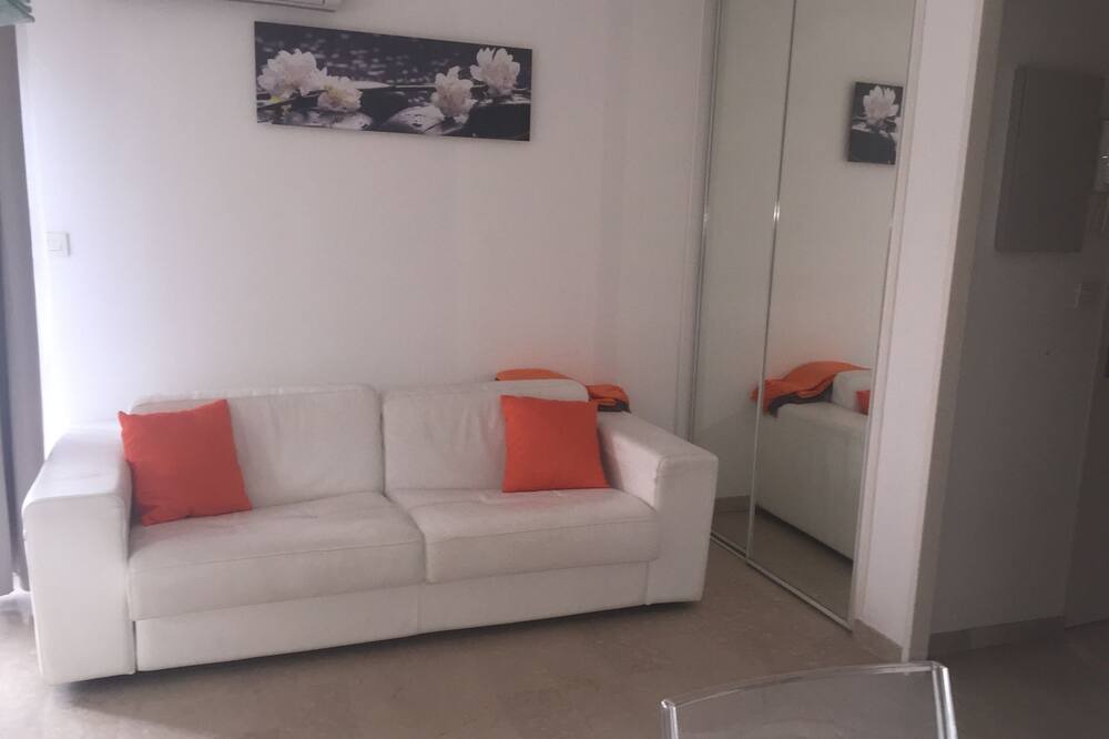 Photo of Livingroom in California - Pezou