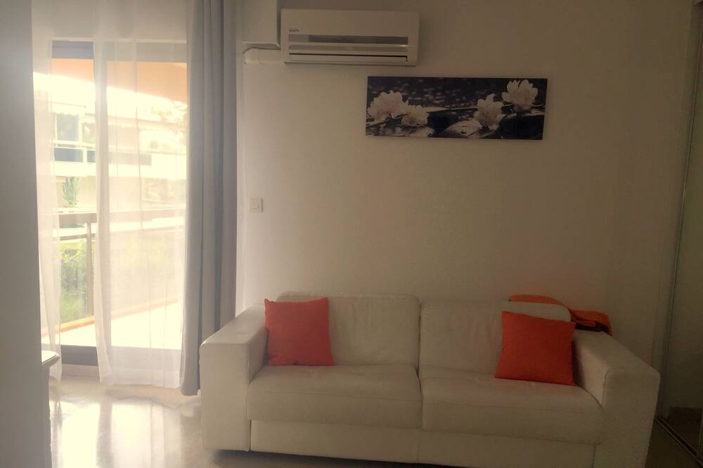 Photo of Livingroom in California - Pezou