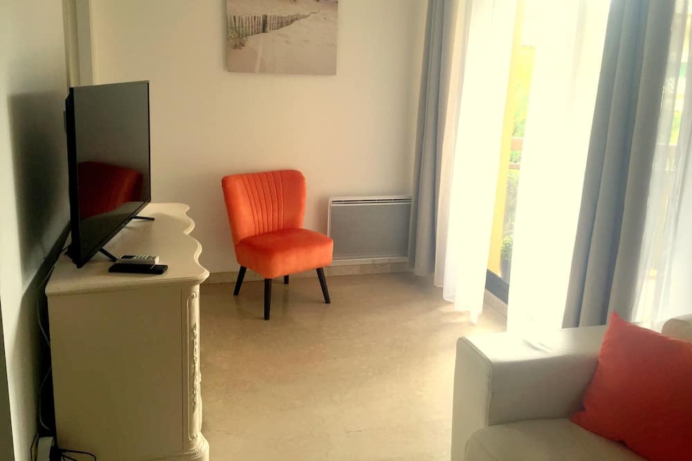 Photo of Livingroom in California - Pezou