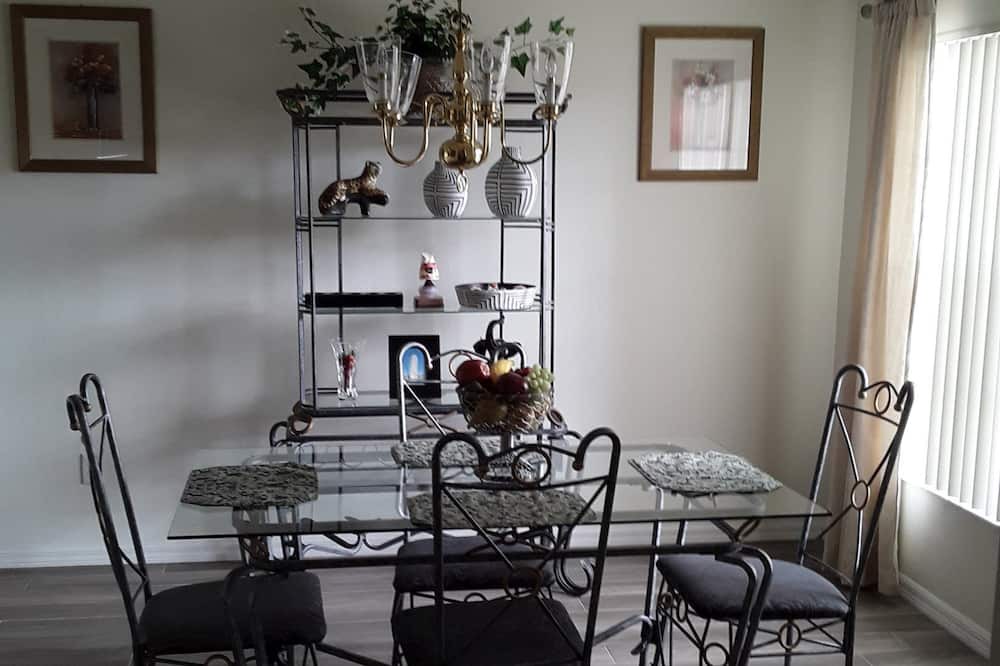 Photo of Livingroom in Greater Groves
