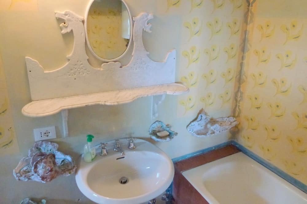 Photo of Bathroom in Strettoia