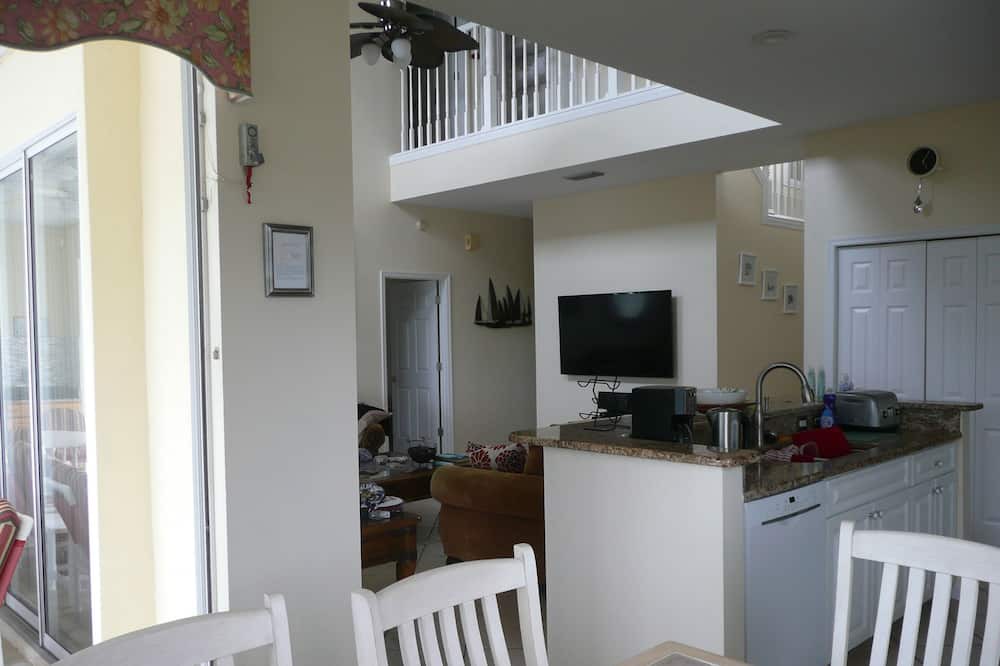 Photo of Patio Balcony in Sunset Lakes