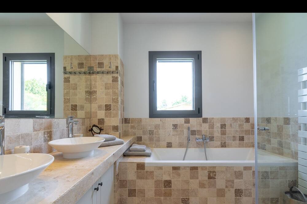 Photo of Bathroom in Speracedes