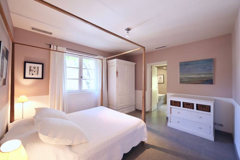 Photo of Bedroom in Saint-Tropez City Centre