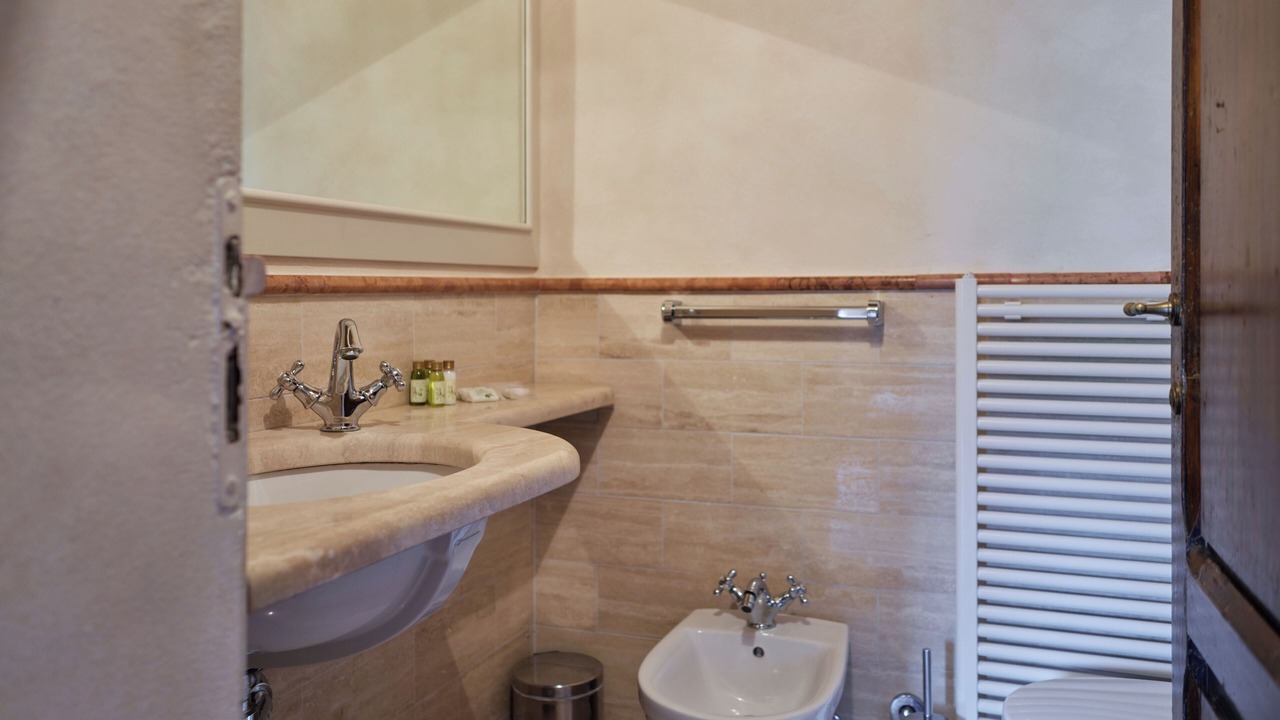 Photo of Bathroom in Calci