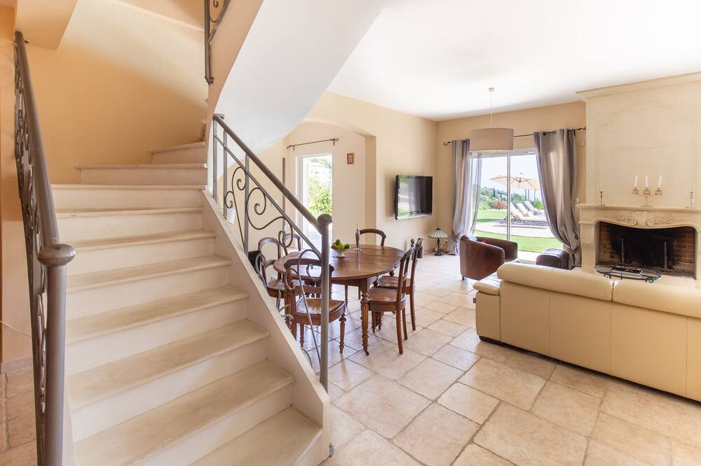 Photo of Livingroom in Saint Pierre de Feric