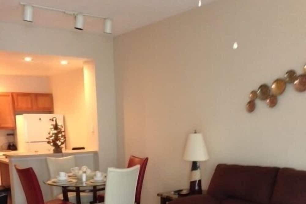 Photo of Livingroom in Venetian Bay Villages