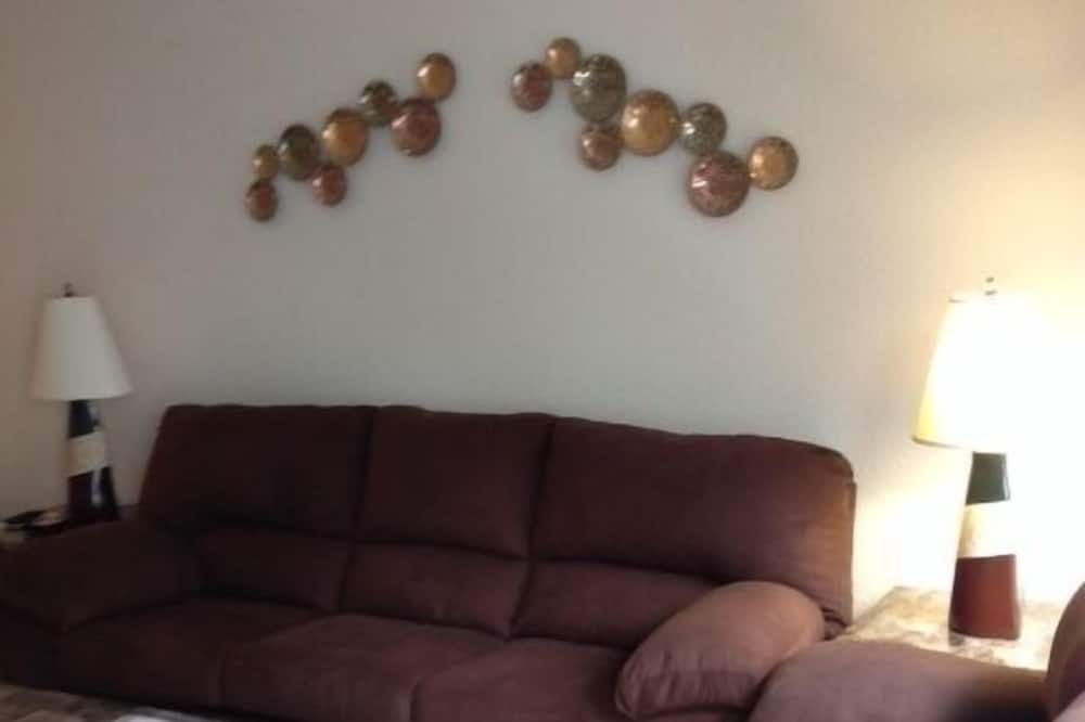 Photo of Livingroom in Venetian Bay Villages