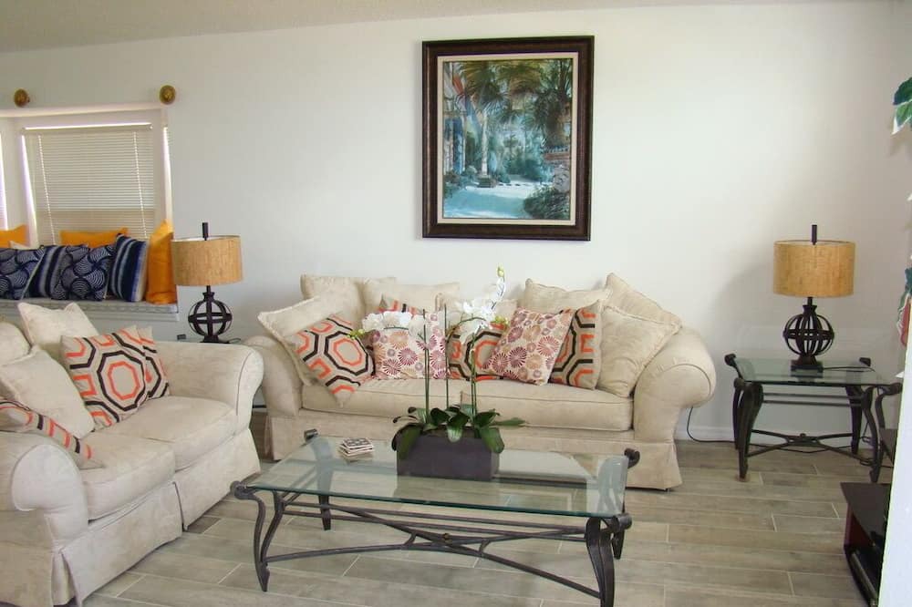 Photo of Livingroom in Lake Berkley