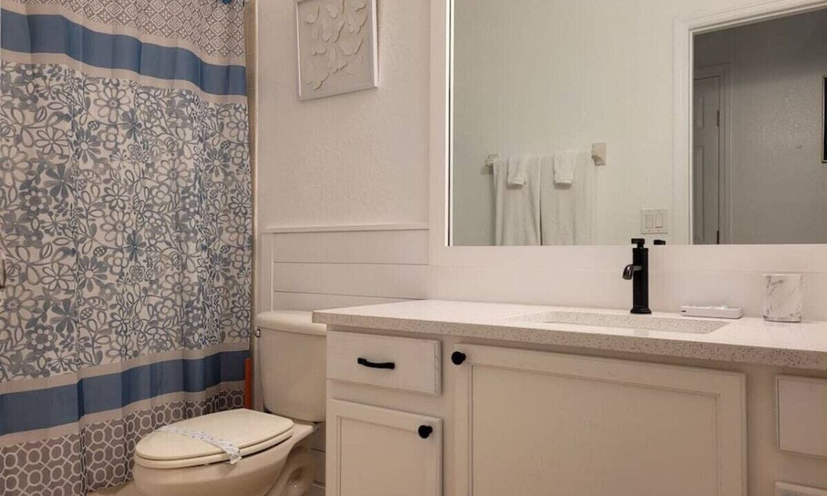 Photo of Bathroom in Trafalgar Village