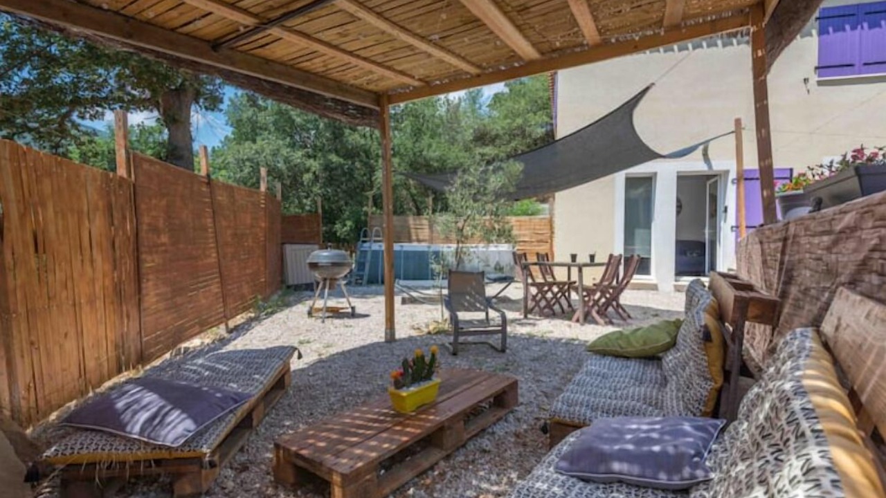 Photo of Patio Balcony in Contes