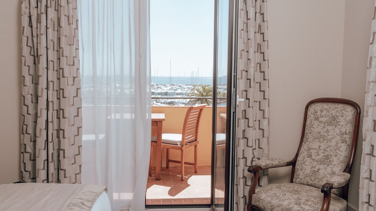 Photo of Bedroom in Mandelieu-la-Napoule Beach