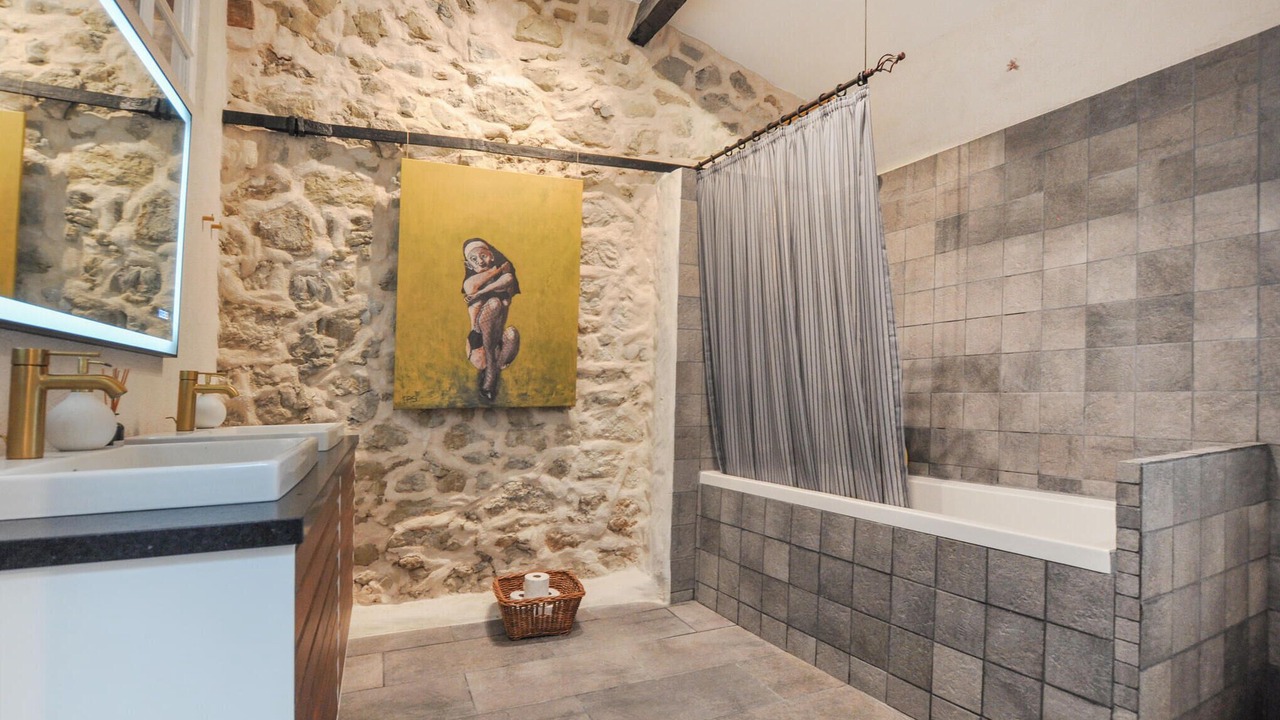 Photo of Bathroom in Contes