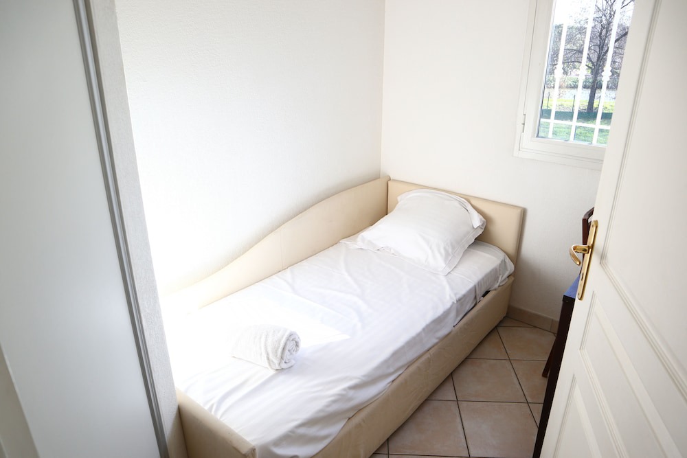 Photo of Bedroom in Mandelieu-La-Napoule