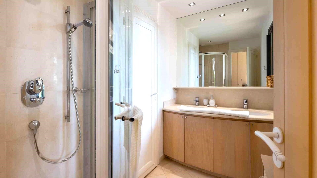 Photo of Bathroom in California - Pezou