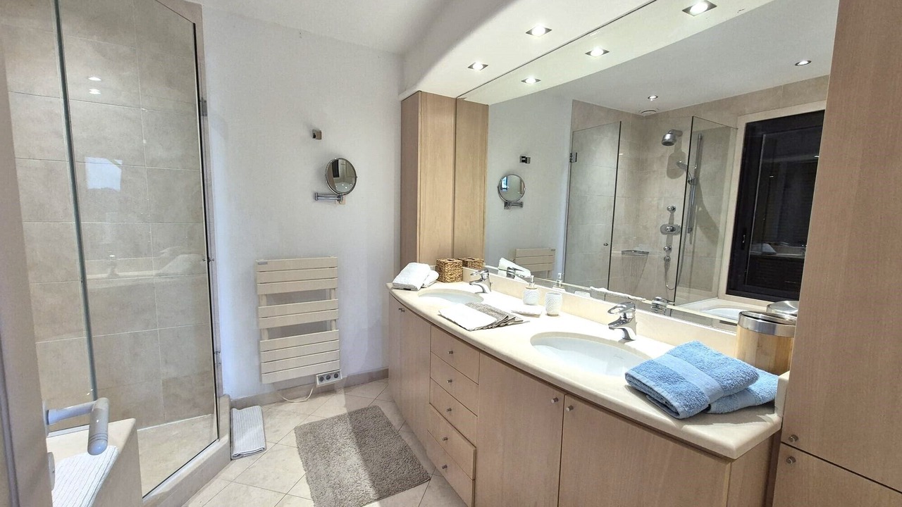 Photo of Bathroom in California - Pezou