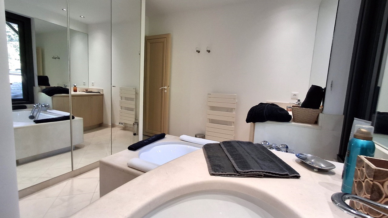 Photo of Bathroom in California - Pezou