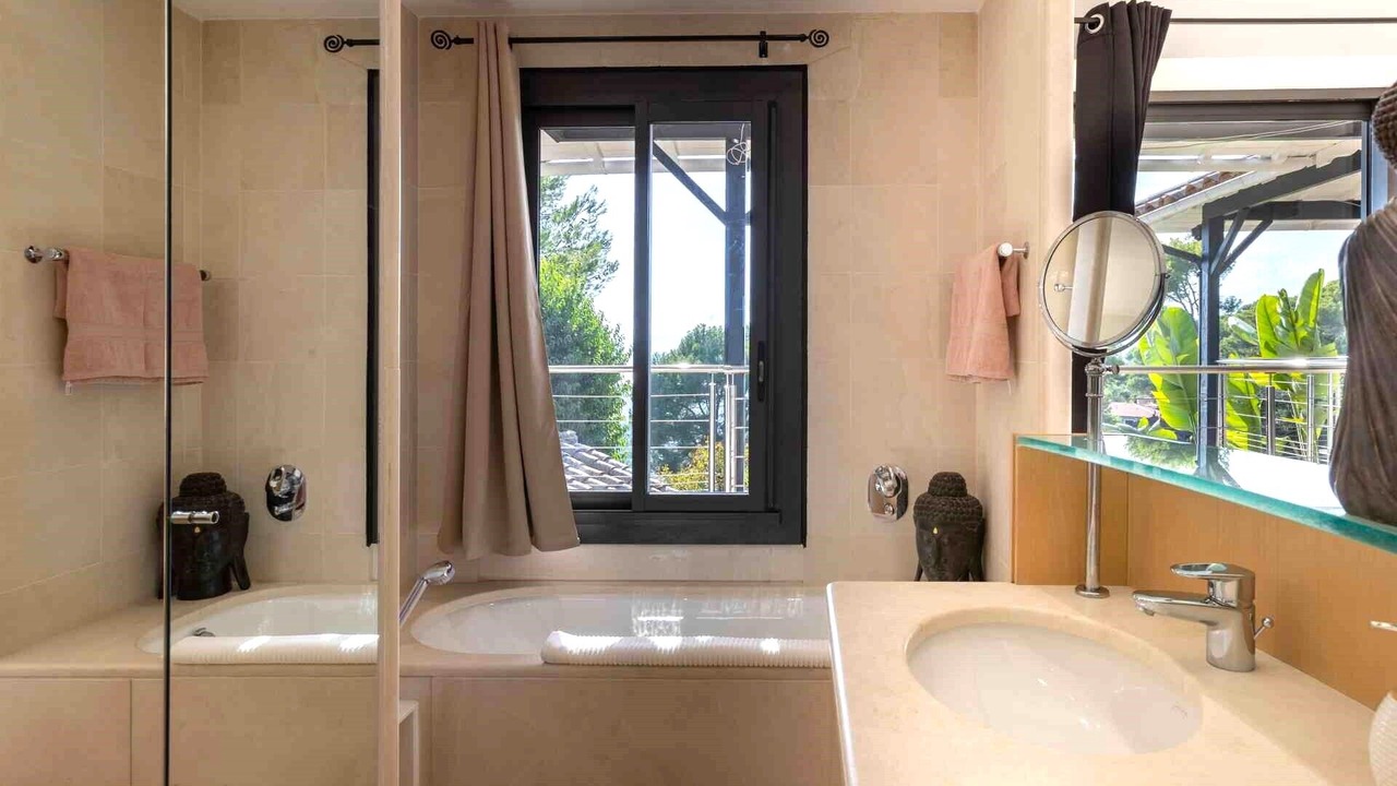 Photo of Bathroom in California - Pezou