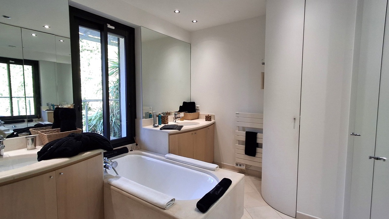 Photo of Bathroom in California - Pezou