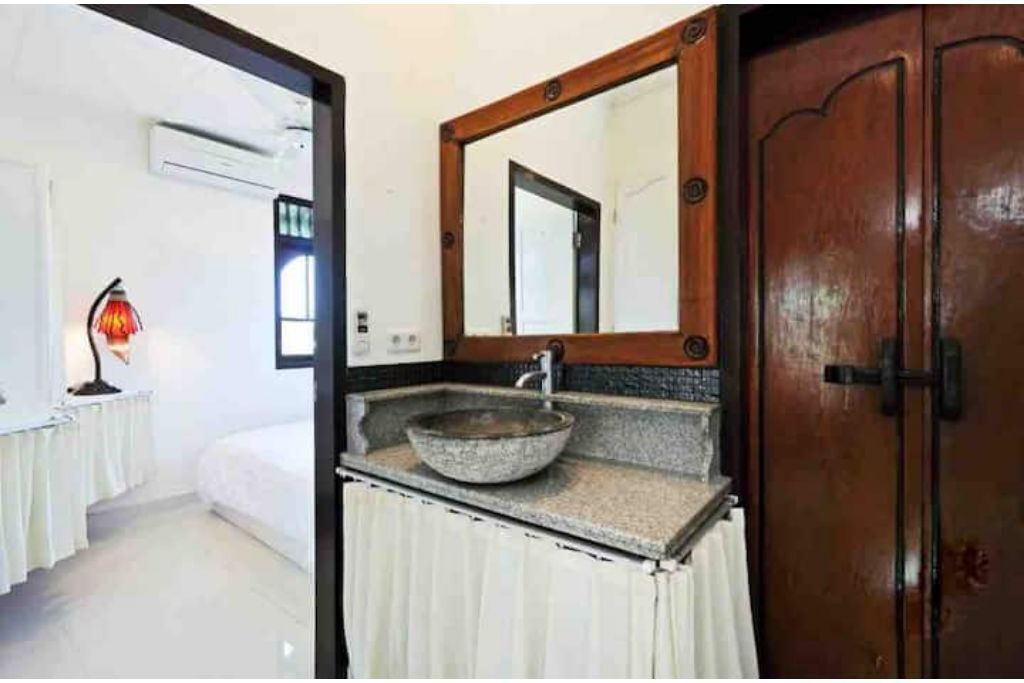 Photo of Bathroom in Kartika Plaza