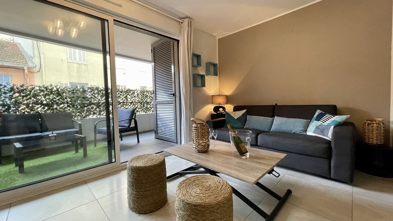 Photo of Livingroom in California - Pezou
