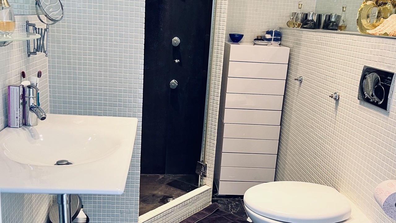 Photo of Bathroom in California - Pezou