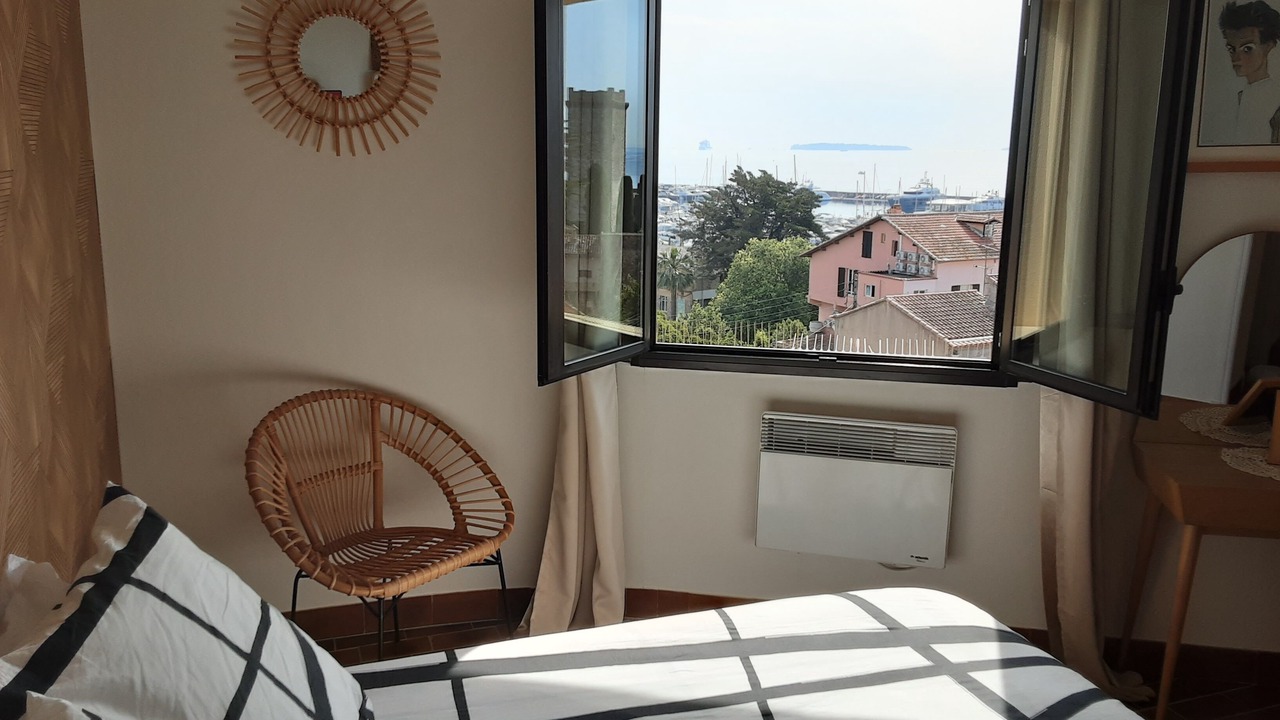 Photo of Bedroom in Mandelieu-la-Napoule Beach