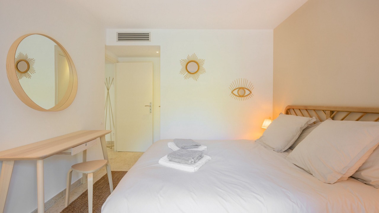Photo of Bedroom in Cannes City Centre