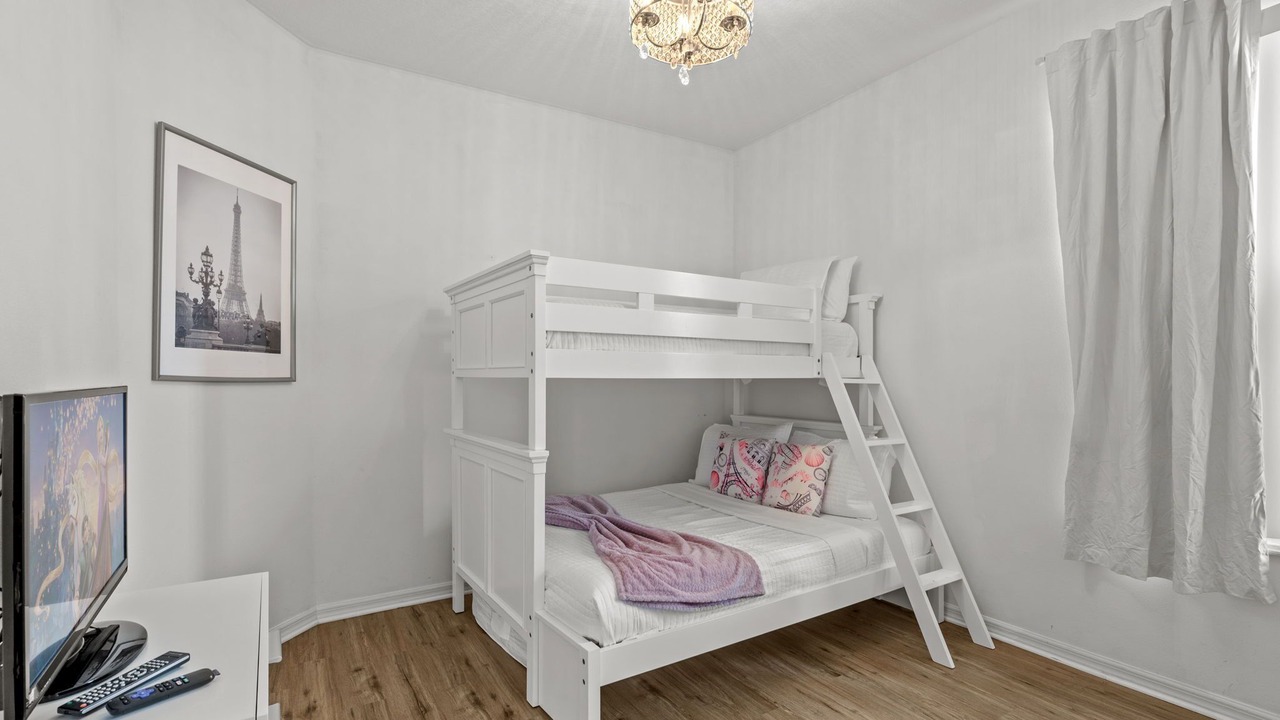 Photo of Bedroom in Crystal Cove
